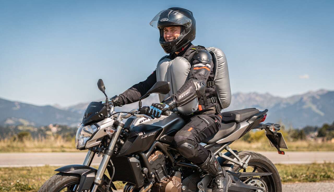 Quel airbag moto est le plus efficace : sans fil, filaire, radio ou autonome ?