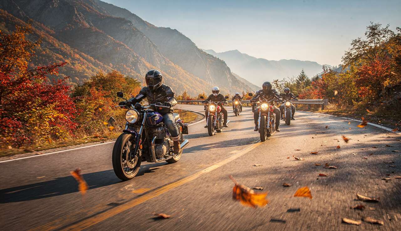 Rouler en Groupe à Moto : 5 Conseils Essentiels