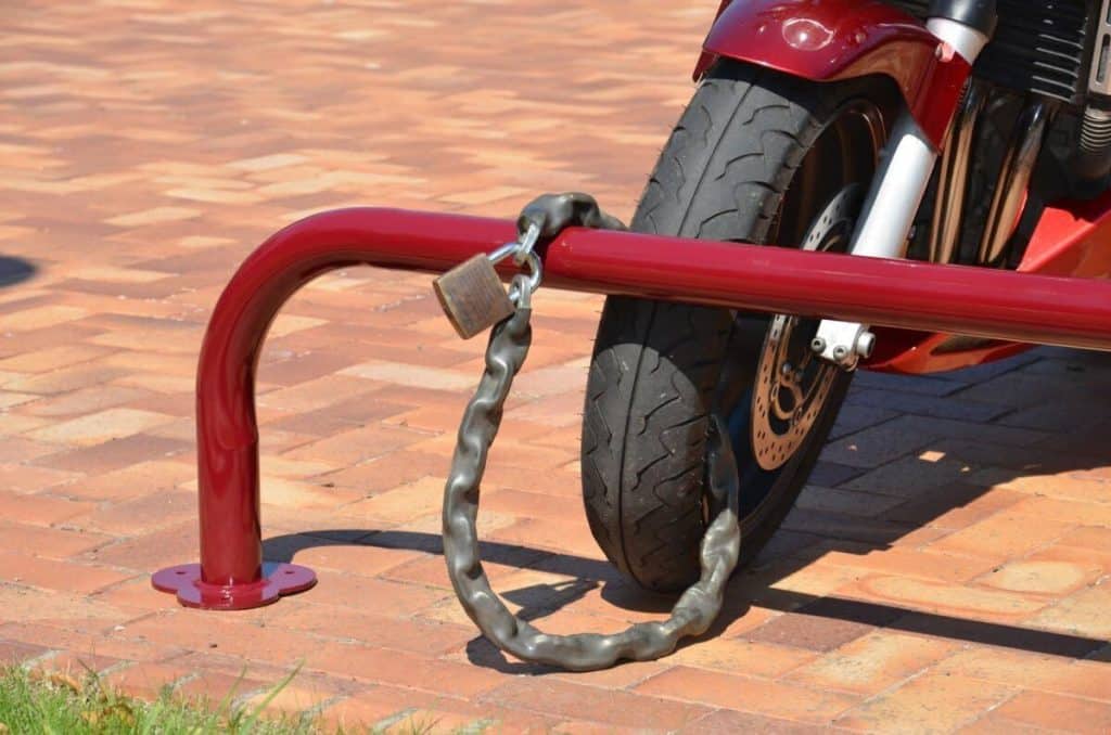 Test Mottez B211V : arceau range moto antivol