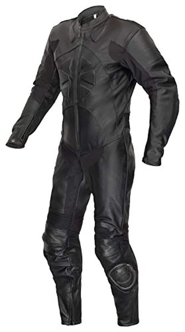 Découvrez notre test complet de la combinaison de moto en cuir Belezza Racing : confort, sécurité et style au rendez-vous pour les passionnés de moto.