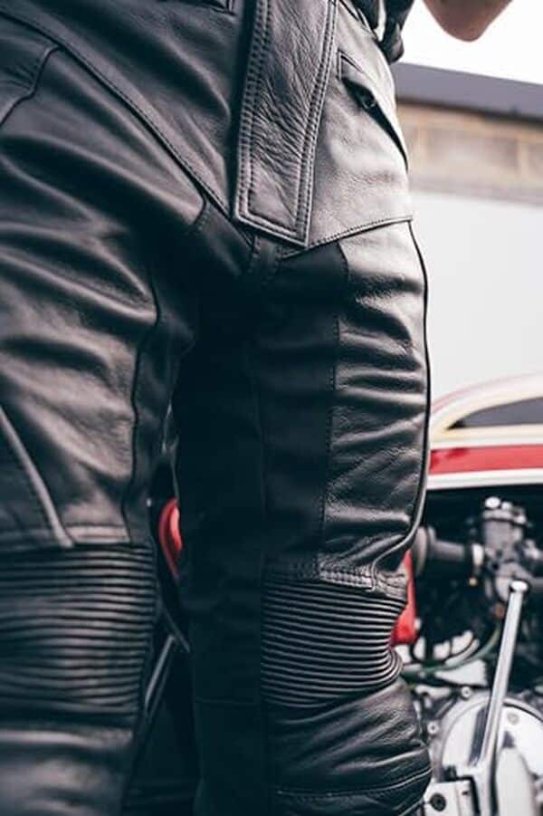 Explorez notre test complet du pantalon moto cuir Texpeed. Alliant confort et sécurité grâce à son homologation CE, ce pantalon offre une protection idéale pour les trajets sous la pluie. Découvrez ses atouts  !