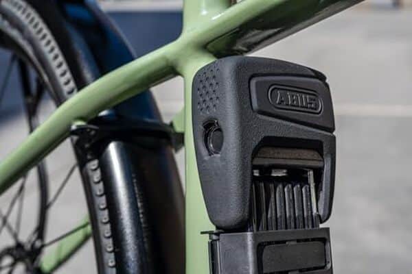 Découvrez l'antivol pliable ABUS BORDO One 6000AF : une solution de sécurité inédite avec alarme intégrée et ouverture digitale pour protéger efficacement votre vélo