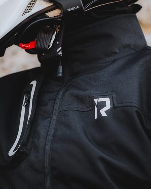 Découvrez notre test détaillé de la veste moto IRON JIA'S, offrant une protection optimale pour toutes les saisons. Sécurité, confort et polyvalence au rendez-vous pour chaque motard.