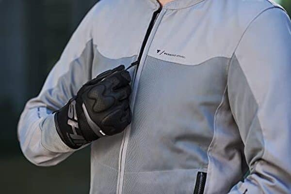 Découvrez le test du blouson moto homme Shima Openair, une veste légère et respirante idéale pour les sorties estivales. Alliez sécurité et élégance avec ce modèle innovant.