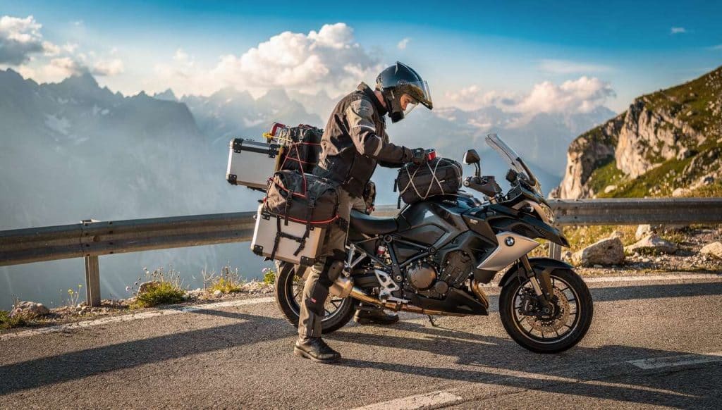 Astuces pour optimiser le chargement de vos bagages à moto