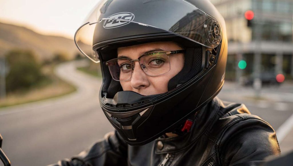 Comment choisir ses lunettes pour porter sous un casque moto ?