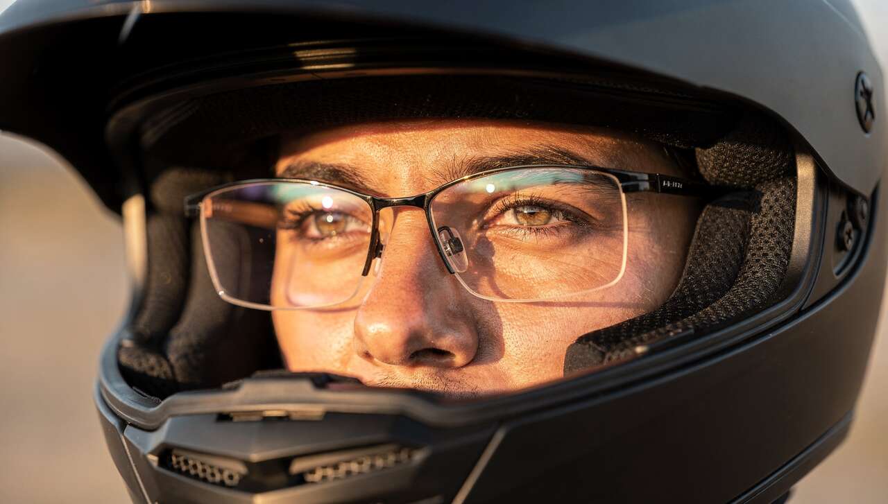 Choisir le casque moto compatible avec les lunettes