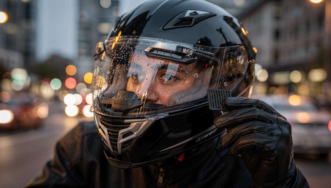 Qu'est-ce qu'un essuie-glace pour casque moto ?