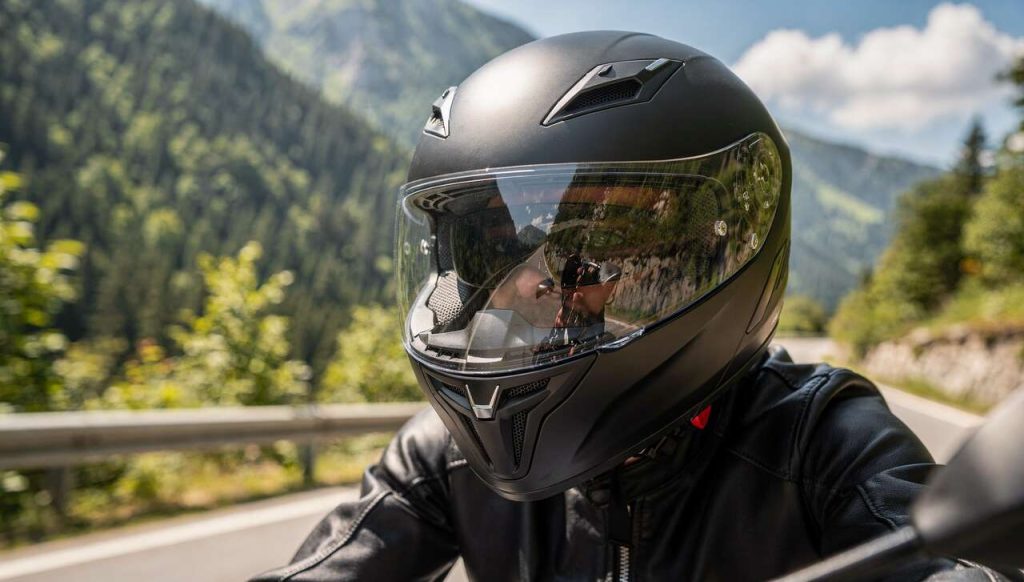 Quelle visière casque moto choisir pour une conduite optimale ?