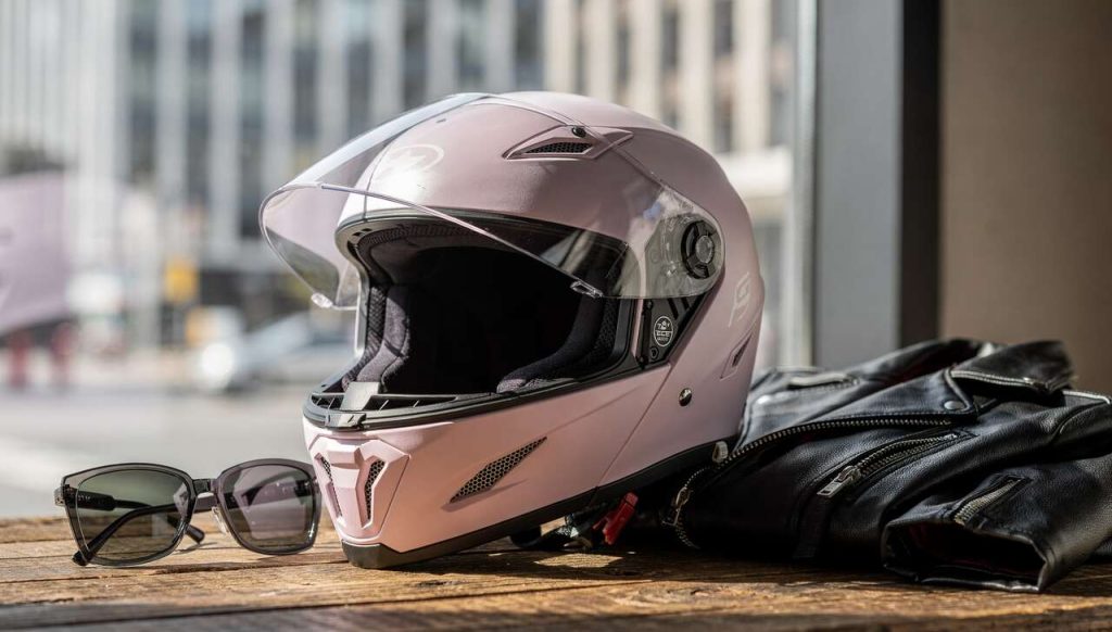 Comment choisir un casque moto fille tendance et sécurisé ?