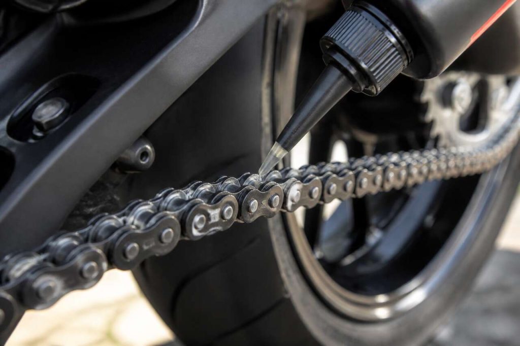 6 astuces essentielles pour graisser la chaîne de votre moto