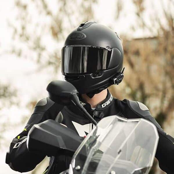Découvrez notre test complet du Midland R1, l'intercom moto Bluetooth performant pour motards. Autonomie, portée, qualité audio : tous les détails pour bien choisir votre intercom. 
