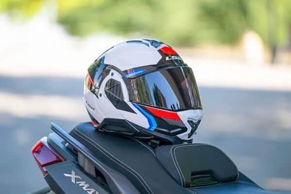 Découvrez notre test détaillé du casque modulable LS2 Advant II dans ses trois coloris blanc, bleu et rouge. Avis, performance et sécurité analysées. 