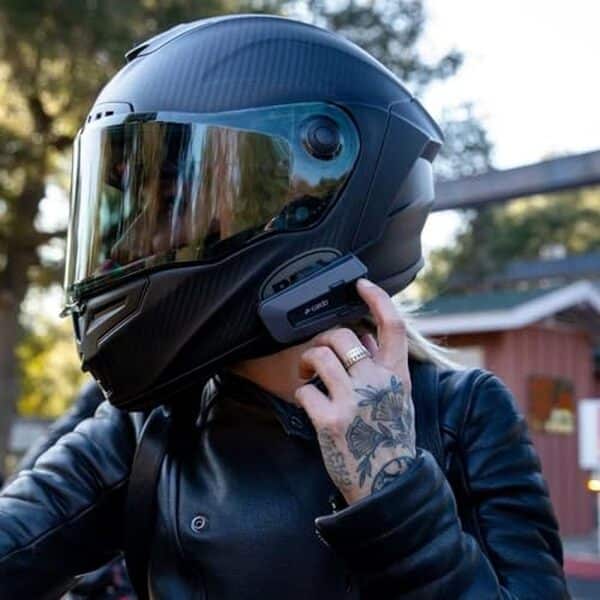 Découvrez notre test complet du cardo PACKTALK Edge, l'intercom moto Bluetooth leader du marché. Qualité audio, portée, batterie et prix : tous les détails pour bien choisir.