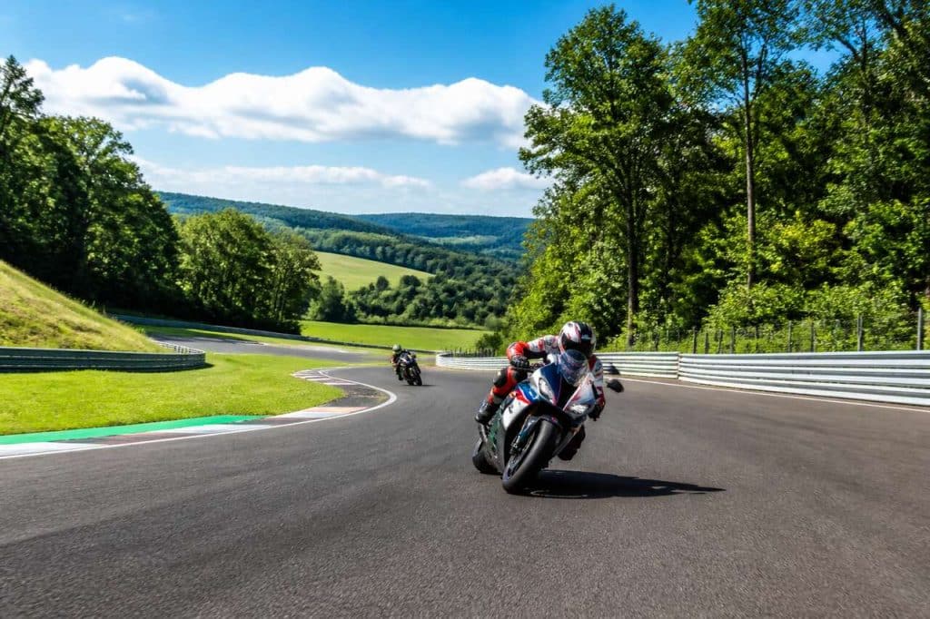 Osez le circuit Carole, le temple de la moto qui transformera votre pilotage