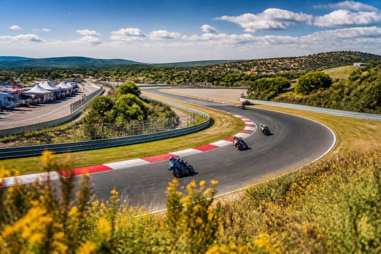 Circuit de Lédenon : laissez-vous inspirer par l'un des plus beaux tracés moto de France