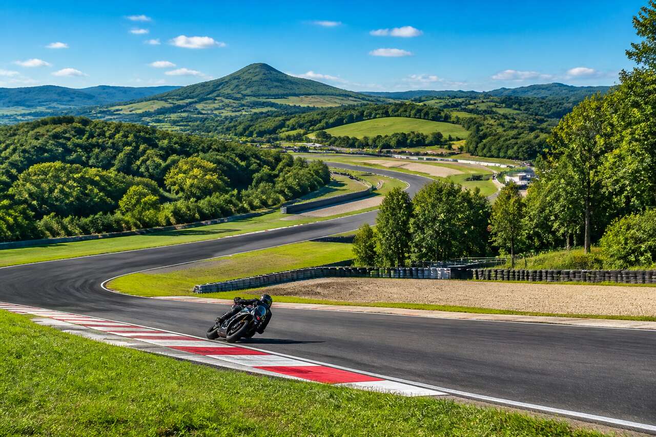 Envie de progresser en moto : découvrez tout ce que le circuit d'Issoire a à vous offrir