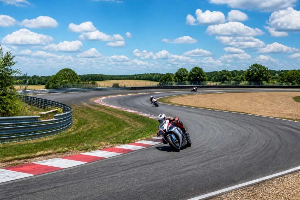 Circuit de Bresse : le guide ultime pour transformer vos roulages moto en moments de pure adrénaline