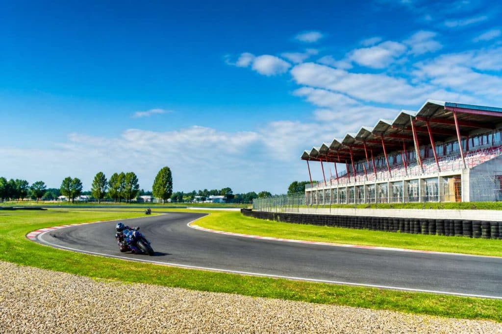 Le circuit de Nogaro n'attend que vous : guide essentiel pour les passionnés de deux-roues