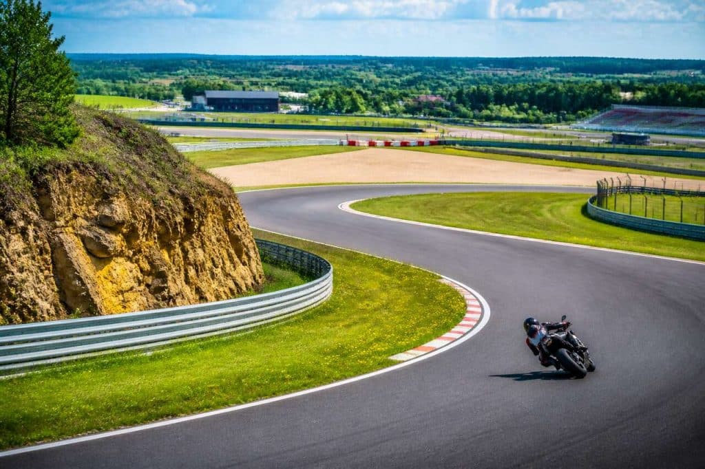 Relevez le défi du circuit du Val de Vienne au Vigeant, un incontournable pour les motards