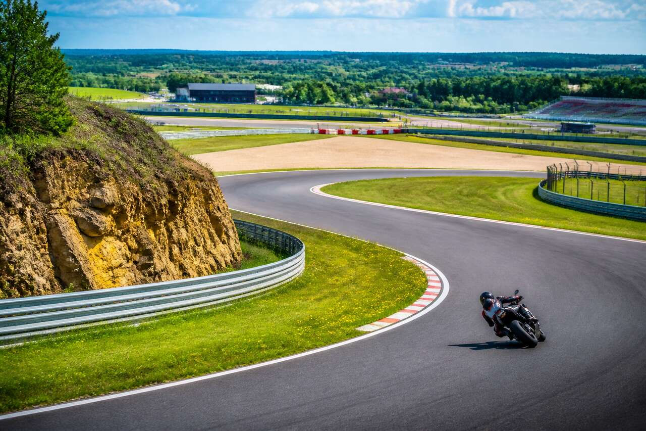 Relevez le défi du circuit du Val de Vienne au Vigeant, un incontournable pour les motards